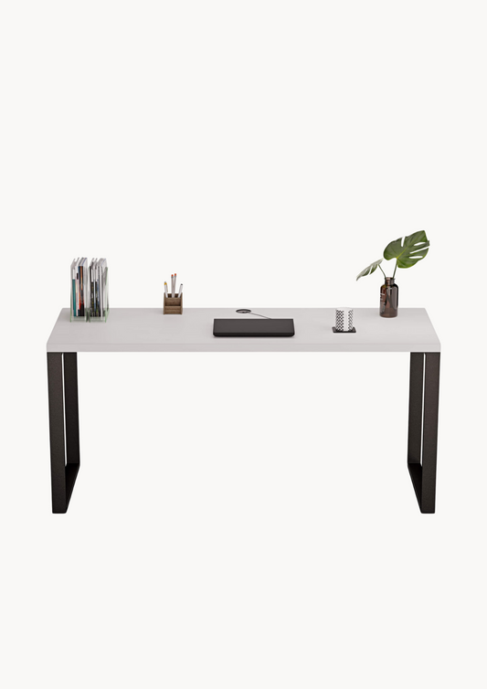 biurko w stylu loftowym z metalowymi nogami